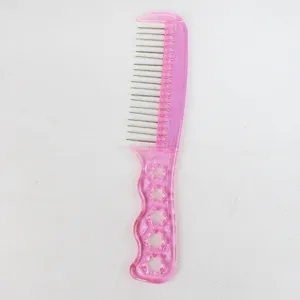 Peigne en acier rose pour le coiffage des perruques et soins capillaires avec manche ergonomique.