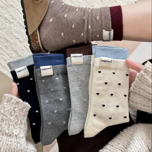 Koreanische Socken mit süßem Herzmuster und kleinem Etikett für den täglichen Look