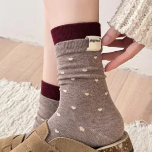 Detailansicht koreanischer Herzmuster-Mittelsocken mit Doppelrippbündchen und Etikett.