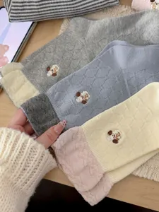 Chaussettes femme brodées chiot mignon, côtes, revers double usure coton hiver détail.