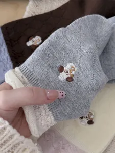 Chaussettes mi-hautes en tricot pour femmes avec jolie broderie chiot et revers.