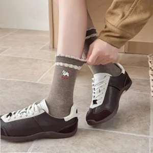 Calze al polpaccio in cotone marrone da donna con ricamo di cucciolo e design grazioso.
