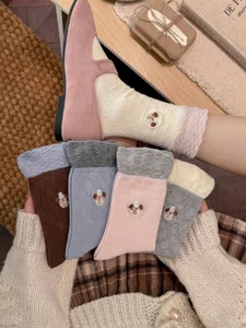Vue détaillée de chaussettes pour femmes brodées de chiots avec de jolies finitions en dentelle.