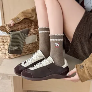 Calzini medi da donna in cotone con ricamo di cucciolo e grazioso dettaglio con volant.