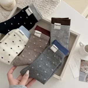 Süße Socken mit Herzmuster und handgemachten Stoffetiketten, vielseitig und bequem im Alltag.