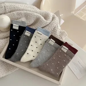 Süße koreanische Herz-Mittelsocken mit Webetikett, weiches Strick-Detailfoto hier.
