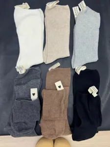 Calze slouch in maglia tinta unita da donna, righe spesse, calzini da polpaccio con etichetta.