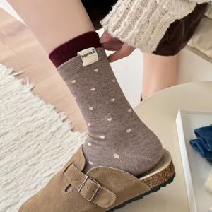 Koreanische Herzmuster-Mittelsocken für Damen mit Stoffetikett und gemütlichem Strick.