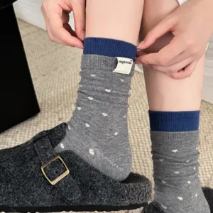 Koreanische Socken mit Herzmuster, Doppelripp und süßem Stoffetikett für Damen im Herbst.