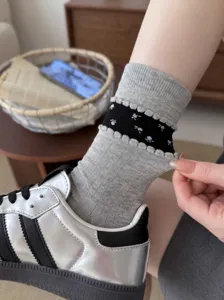 Primo piano di calzini con volant floreali e righe a contrasto, trama lavorata a maglia.