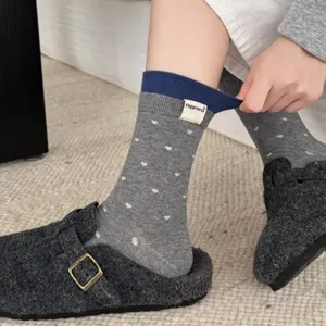 Süße koreanische Socken mit Herzmuster, kontrastierendem blauem Bund und gewebtem Etikett.