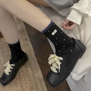Chique zwarte polkadot middelsokken met stoffen label, stijlvolle herfst winter katoen sokken.