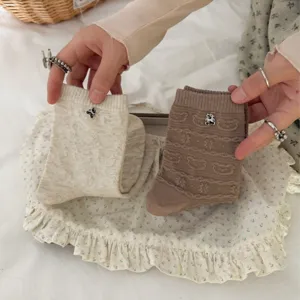 Calzini in maglia stile coreano con ciondolo a forma di orsetto, caldi e morbidi invernali.
