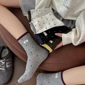 Leuke damessokken met stippen en stoffen label, zacht katoen voor herfst en winter casual.