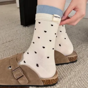 Koreanische Herzmuster Socken mit Stoffetikett und weichem Doppelripp Bündchen Damen.