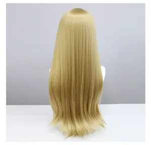 Gedetailleerd aanzicht achterkant van een lange goudblonde synthetische haarperuik.