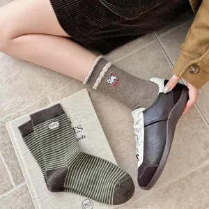 Calzini da donna carini con ricamo di cucciolo e righe casual, perfetti per la stagione autunnale.