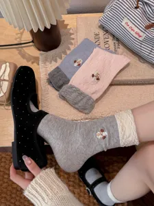 Chaussettes mi-hautes en coton brodées de chiots mignons pour femmes avec revers délicat.