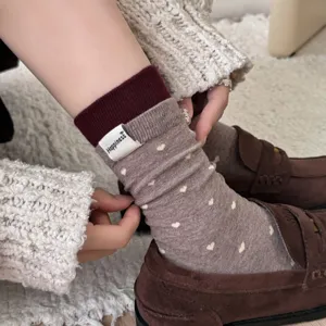 Süße koreanische Herz Socken für Damen, geripptes Design mit kleinem Label für Herbst.