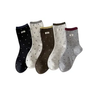 Stijlvolle polka dot halverwege kuit sokken voor dames met egg label, katoenen herfstsokken.