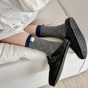 Nahaufnahme grauer koreanischer Socken mit süßem weißen Herzmuster, ideal für den Alltag.
