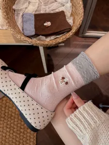 Vue détaillée chaussettes brodées chiot mignon, chaussettes coton douillettes revers.