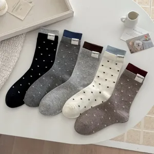 Koreanischer Stil süße Herzmuster Mittelsocken mit handgefertigtem Etikett bequeme tägliche Baumwolle