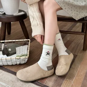 Calzini da donna carini con ricamo di cagnolino e polsino verde in morbido cotone.