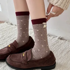 Nahaufnahme von koreanischen Socken mit Herzmuster, Rippbündchen und kleinen Etikett.