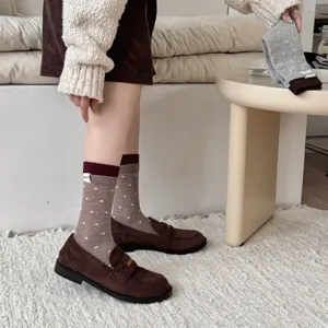 Gemütliche Damen Socken mit Herzmuster im Detail, weiche Herbst Strickstrümpfe für den Alltag.
