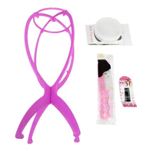 Kit de soin pour perruque avec support en plastique rose, cire, peigne et épingles.