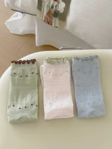 Vue détaillée montre des chaussettes fines d'été pour femmes ajourées à volants en trois couleurs.