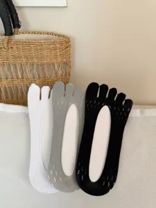 Primo piano di calzini invisibili a cinque dita ultra sottili con design traforato.