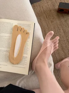 Vista dettagliata di calzini invisibili a cinque dita ultra sottili da donna, traspiranti.