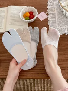 Detailed view of women split-toe tabi no-show socks with cute bow pattern in multiple colors.