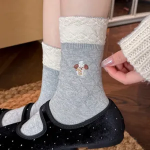 Chaussettes mi-hautes en coton pour femmes avec broderie chiot doux et bord en dentelle.