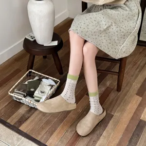Stile coreano autunno calzini a pois a metà polpaccio con scarpe scamosciate dettaglio