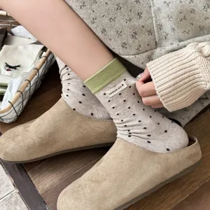 Calzini medi da donna graziosi a pois con polsini verdi in morbido cotone per uso quotidiano.