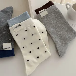 Koreanischer Stil Herzmuster Mittelsocken Detail, niedliches Stoffetikett, bequeme Baumwolle.