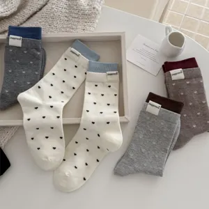 Süße koreanische Damen Socken mit Herzmuster und Stofflabel im Detail, angenehmer Tragekomfort.