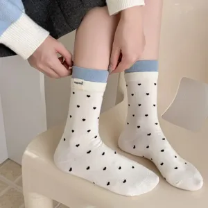 Süße koreanische Herzmuster Mid-Tube-Socken mit handgemachtem Etikett und Doppelrippe.