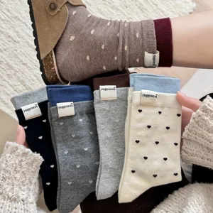 Stilvolle süße Damen Mittelsocken mit Herzmuster und Stoffetikett für den modischen Alltag