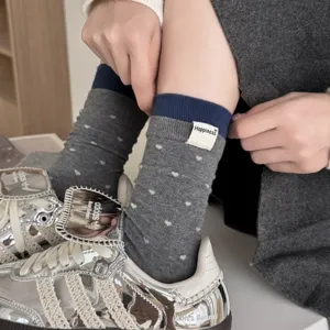 Koreanische Herz-Muster Wadenstrümpfe mit blauen Rippbündchen und Stoffetikett für den Alltag.