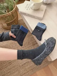 Dettaglio di calze a metà tubo a righe e pois autunnali, bel design grigio blu.