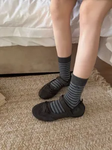 Primo piano di calzini a tubo medio a righe da donna in grigio blu crepuscolo comodi.