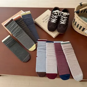 Retro gekleurde gestreepte lange sokken herfstmode vintage stijl casual kniekousen gedetailleerd