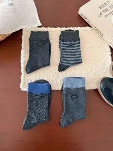 Set di calze medie stile college autunnale, con righe carine, pois e colori a contrasto per donna.