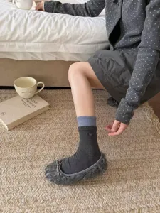 Calze a metà tubo stile college autunnale da donna con corpo grigio scuro e righe blu.