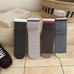 Detailweergave van retro gestreepte sokken getoond in een gezellige sfeer setting.