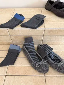 Calzini grigi a metà polpaccio con righe e pois blu, calze casual da donna autunno